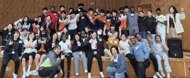 프랑스 친구들과 함께 [광주 산정중 제공]