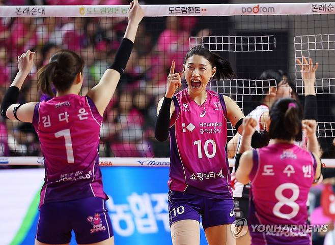 동료들과 환호하는 김연경 (인천=연합뉴스) 김도훈 기자 = 8일 인천 삼산월드체육관에서 열린 프로배구 V리그 여자부 챔피언결정전 흥국생명과 정관장의 5차전 경기. 흥국생명 김연경이 득점에 성공한 뒤 동료들과 환호하고 있다. 2025.4.8 superdoo82@yna.co.kr