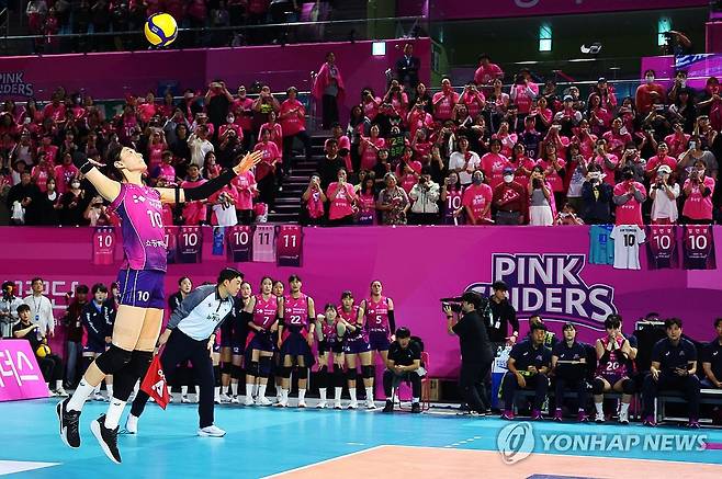 김연경 현역 시절 마지막 서브 (인천=연합뉴스) 김도훈 기자 = 8일 인천 삼산월드체육관에서 열린 프로배구 V리그 여자부 챔피언결정전 흥국생명과 정관장의 5차전 경기. 흥국생명 김연경이 5세트 자신의 현역 시절 마지막 서브를 하고 있다. 2025.4.8 superdoo82@yna.co.kr