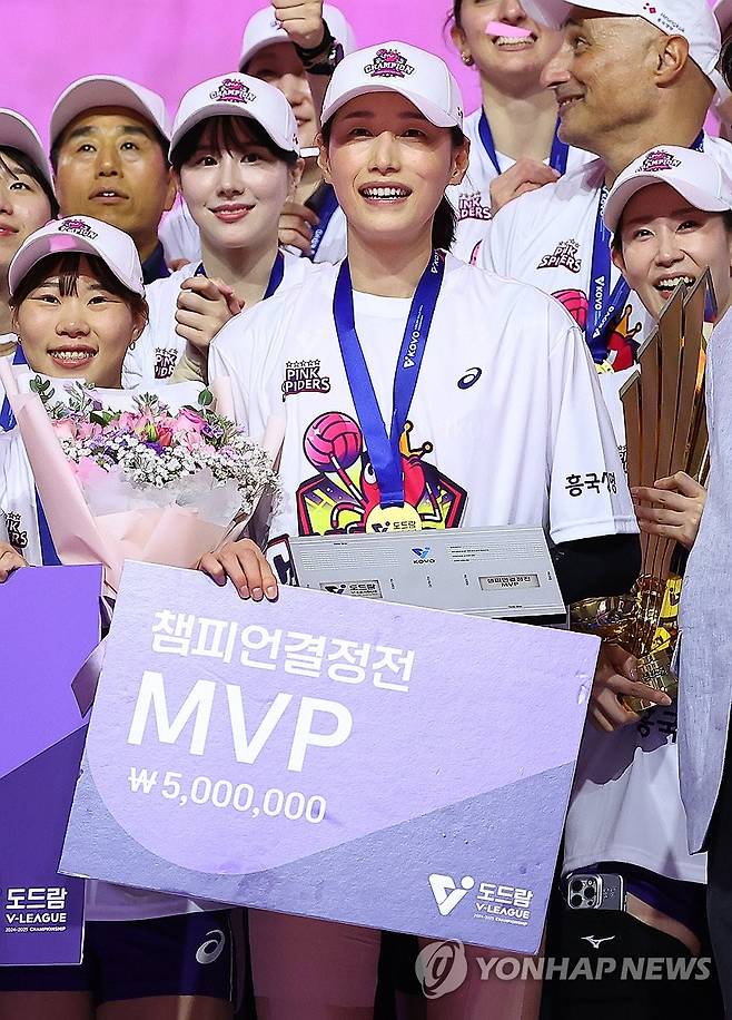 김연경, 챔피언결정전 MVP 선정 (인천=연합뉴스) 김도훈 기자 = 8일 인천 삼산월드체육관에서 열린 프로배구 V리그 여자부 챔피언결정전 흥국생명과 정관장의 5차전 경기. 세트스코어 3-2로 승리하며 우승을 차지한 흥국생명의 김연경이 MVP 선정 후 기념촬영을 하고 있다. 2025.4.8 superdoo82@yna.co.kr