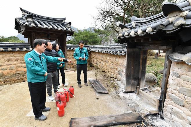 최응천 국가유산청장이 지난달 28일 산불로 별당 협문 일부가 소실되는 등의 피해 입은 경북 청소군 국가민속문화유산 ‘청송 송소 고택’에서 관계자들과 피해 규모를 파악하고 있다. (사진=연합뉴스)