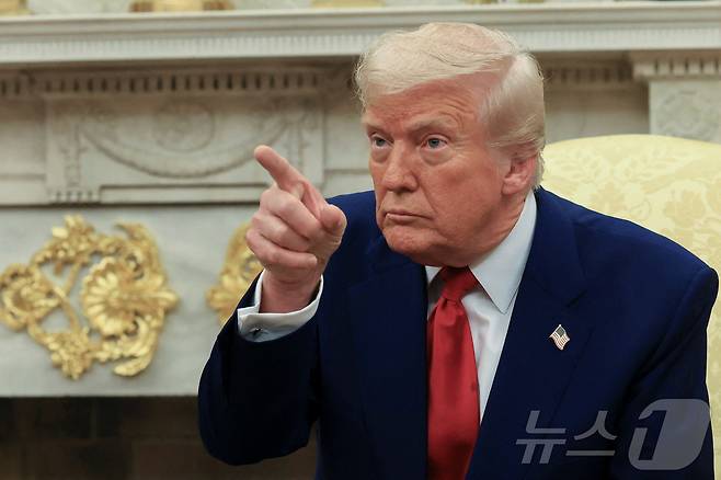 도널드 트럼프 미국 대통령이 7일(현지시간) 워싱턴 백악관에서 방미 중인 베냐민 네타냐후 이스라엘 총리와 회담 중 “중국 이외의 다른 나라들과는 즉시 상호 관세에 대한 협상을 시작하겠다"고 말하고 있다. 2025.04.08 ⓒ 로이터=뉴스1 ⓒ News1 우동명 기자