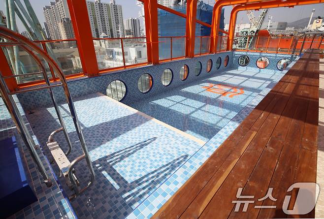 9일 부산 영도구 대선조선 영도조선소에서 '팬스타 미라클호' 명명식이 열린 가운데 미라클호 내 루프탑 수영장이 보이고 있다.  2025.4.9/뉴스1 ⓒ News1 윤일지 기자