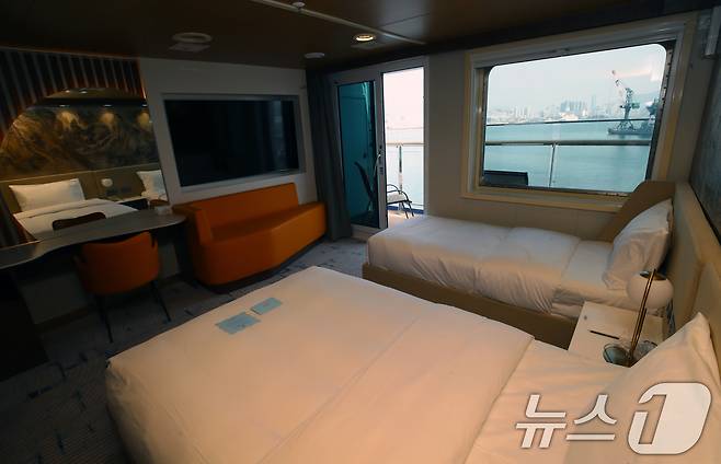9일 부산 영도구 대선조선 영도조선소에서 '팬스타 미라클호' 명명식이 열린 가운데 미라클호 내 로얄 스위트 캐빈(3인실) 객실이 보이고 있다.  2025.4.9/뉴스1 ⓒ News1 윤일지 기자