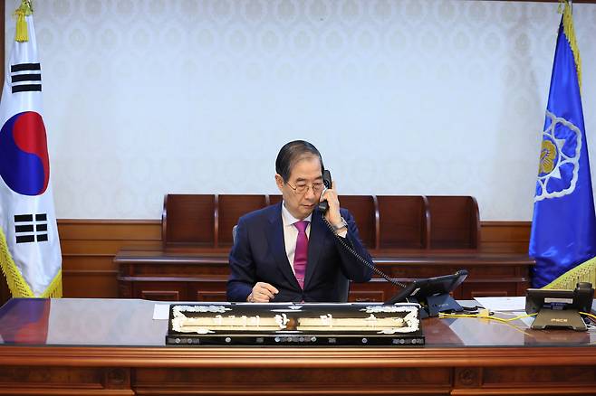 한덕수 대통령 권한대행 국무총리가 8일 정부서울청사에서 도널드 트럼프 미국 대통령과 전화 통화를 하고 있다.(국무총리실 제공. 재판매 및 DB 금지) 2025.4.8/뉴스1
