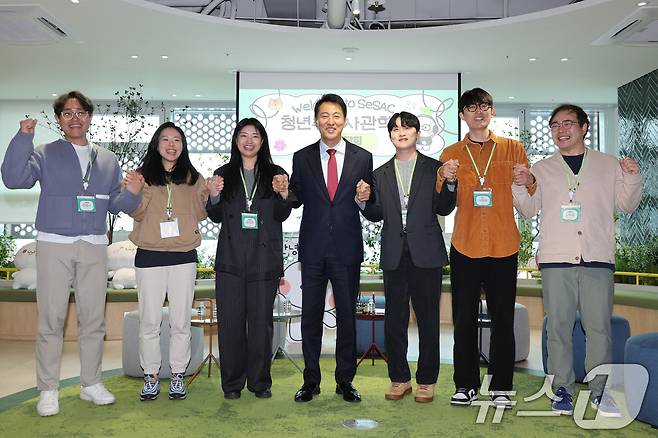 오세훈 서울시장이 9일 오후 서울 도봉구 청년취업사관학교 도봉캠퍼스에서 열린 간담회에서 참석자들과 기념 촬영을 하고 있다. 오 시장은 오는 13일 서울시정 핵심으로 삼은 '약자동행'을 상징할 수 있는 곳에서 대선 출마를 선언할 예정이다. 2025.4.9/뉴스1 ⓒ News1 신웅수 기자