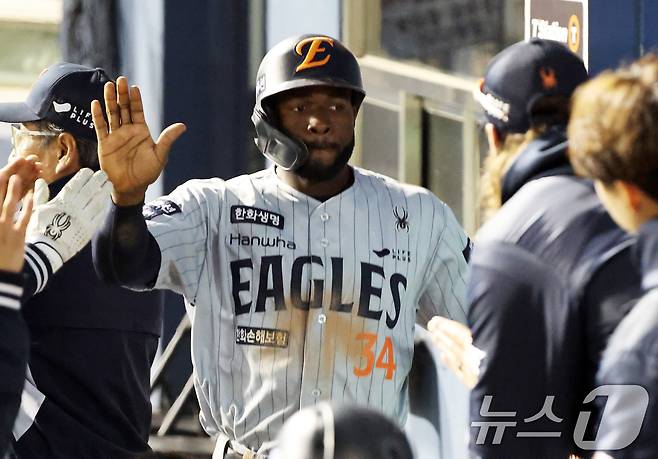 9일 오후 서울 송파구 잠실야구장에서 열린 프로야구 '2025 신한 SOL 뱅크 KBO리그' 한화 이글스와 두산 베어스의 경기 5회초 한화 공격 1사 3루 상황에서 문현빈의 땅볼 타구 때 득점한 플로리얼이 더그아웃 동료들의 축하를 받고 있다. 2025.4.9/뉴스1 ⓒ News1 오대일 기자