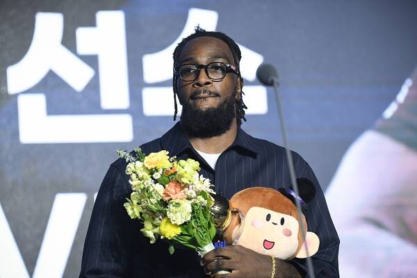 외국 선수 MVP로 선정된 서울 SK 자밀 워니. 사진┃KBL