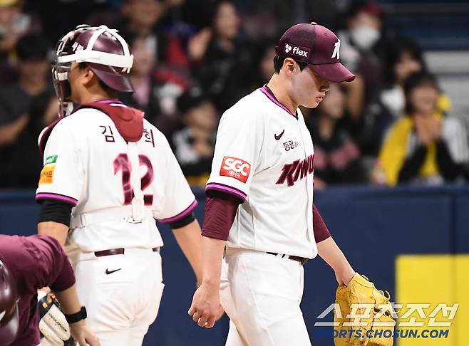 8일 서울 고척스카이돔에서 열린 LG-키움전. 선발투수 윤현이 2회 대량 실점한 후 고개 숙이고 있다. 고척=정재근 기자 cjg@sportschosun.com/2025.4.8/