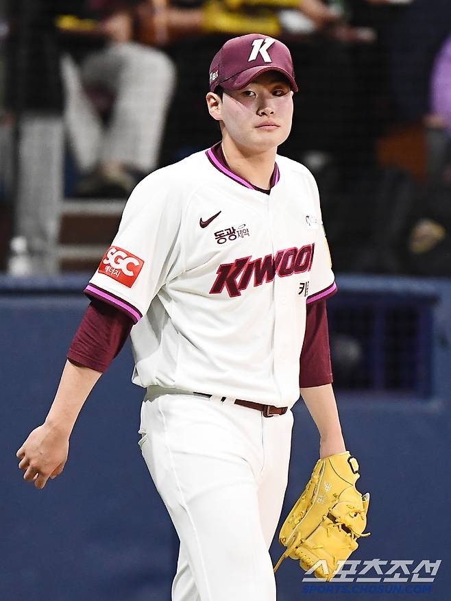 8일 서울 고척스카이돔에서 열린 LG-키움전. 선발투수 윤현이 2회 대량 실점한 후 벤치를 바라보고 있다. 고척=정재근 기자 cjg@sportschosun.com/2025.4.8/