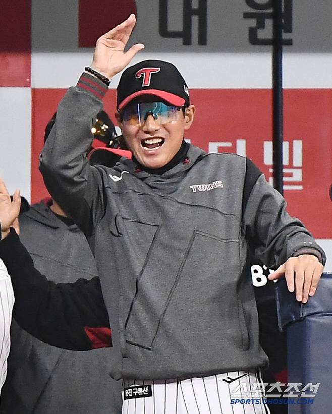 8일 서울 고척스카이돔에서 열린 LG-키움전. 7회초 1사 김현수가 솔로포를 치자 염경엽 감독이 환호하고 있다. 고척=정재근 기자 cjg@sportschosun.com/2025.4.8/