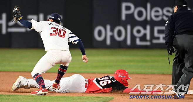 유강남의 2루 견제에 재빨리 귀루하는 박재현