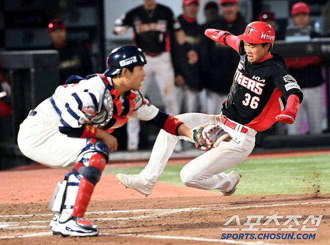 어느새 3루를 돌아 홈으로 파고드는 박재현