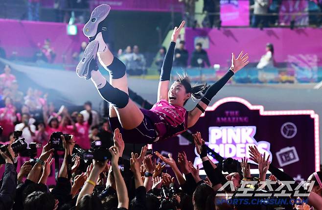 8일 인천 삼산월드체육관에서 배구 V리그 여자부 챔피언결정전 5차전 흥국생명과 정관장의 경기가 열렸다. 흥국생명이 우승을 차지했다. 김연경을 헹가래 치고 있는 흥국생명 선수들. 인천=송정헌 기자songs@sportschosun.com/2025.04.08/