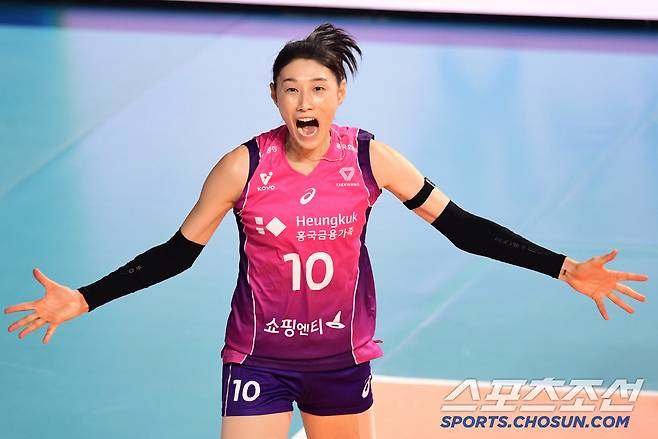 1세트를 따내며 포효하는 김연경.