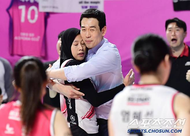 4세트를 따내고 기뻐하는 정관장 메가, 고희진 감독.