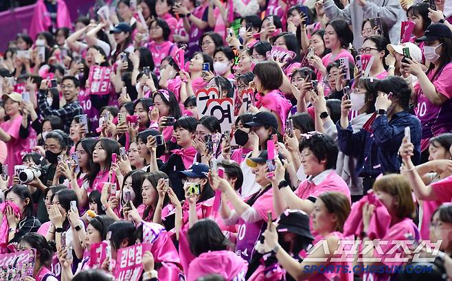 우승이 확정되자 눈물 흘리는 배구팬들.