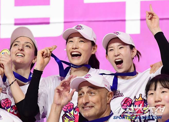 우승의 기쁨을 나누고 있는 흥국생명 선수들.