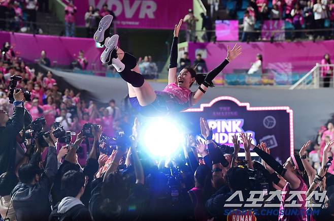 배구여제의 화려한 피날레. 김연경을 헹가래 치고 있는 동료들.