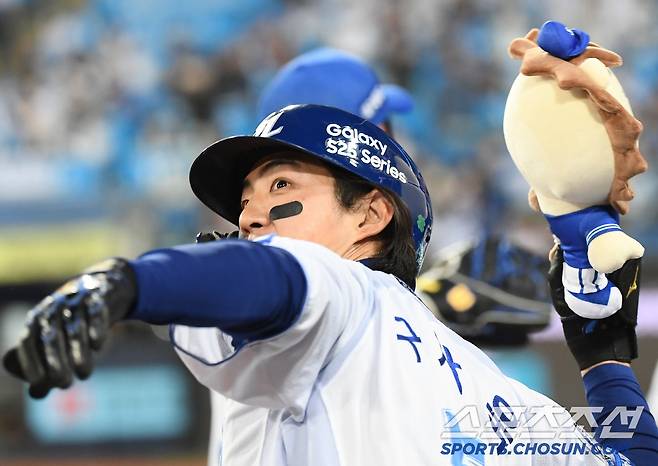 25일 대구 라이온즈파크에서 열린 NC-삼성전. 4회말 1사 1, 2루 구자욱이 3점 홈런을 치고 들어와 관중석을 향해 기념 인형을 던지고 있다. 대구=정재근 기자 cjg@sportschosun.com/2025.3.25/