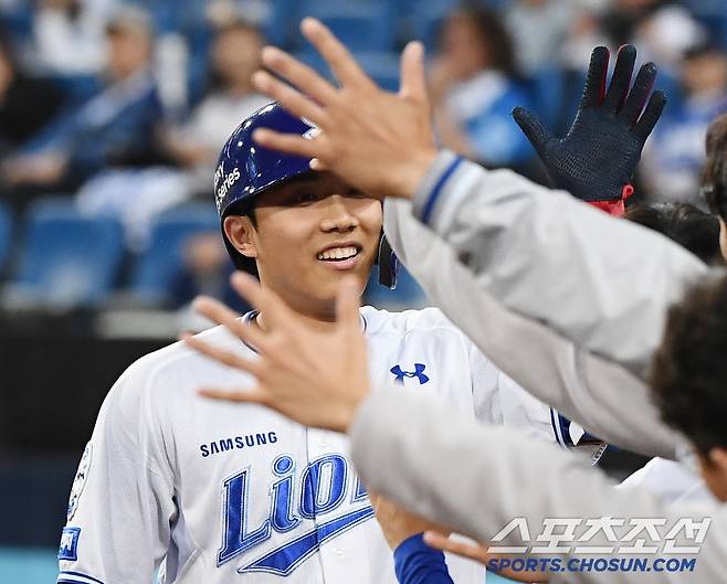 27일 대구 라이온즈파크에서 열린 NC-삼성전. 3회말 무사 이재현이  동점 솔로포를 친 후 환영받고 있다. 대구=정재근 기자 cjg@sportschosun.com/2025.3.27/