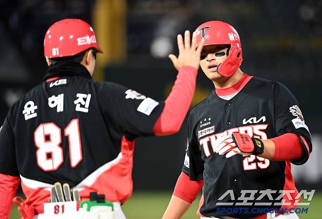 8일 부산 사직야구장에서 열린 KIA와 롯데의 경기, 8회초 1사 2루 KIA 변우혁이 1타점 재역전타를 치고 기뻐하고 있다. 부산=허상욱 기자wook@sportschosun.com/2025.04.08/