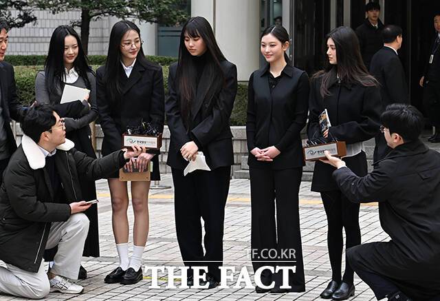 그룹 뉴진스(NJZ)가 3월 7일 오전 서울 서초구 서울중앙지방법원에서 열린 '어도어의 기획사 지위 보전 및 광고 계약 체결 금지 가처분 등에 대한 심문기일' 출석을 마치고 법원을 나서며 입장을 밝히고 있다. /박헌우 기자