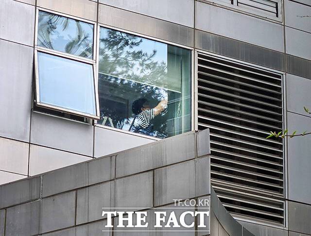 9일 오후 윤석열 전 대통령 사저로 알려진 서울 서초구 서초동 아크로비스타에서 시공업자들이 페인트를 바르고 있다. /장윤석 기자