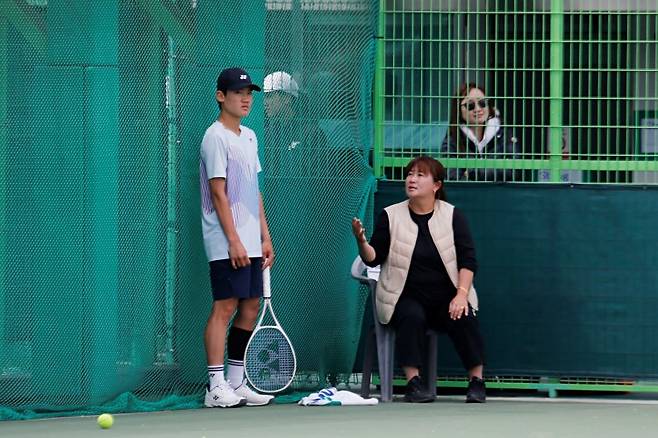 ITF 안동 주니어(J60)에서 김원민에게 코칭을 하고 있는 신미란 감독(오른쪽)