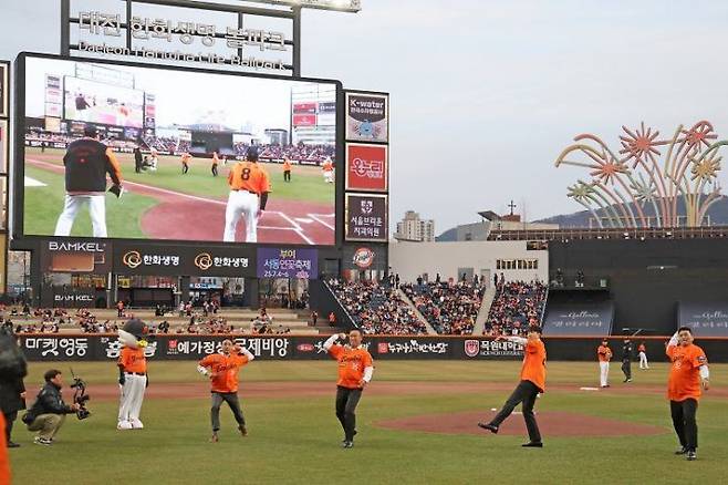 지난달 28일 대전 한화생명 볼파크에서 열린 2025 KBO리그 프로야구 한화 이글스와 KIA 타이거즈의 개막전 경기에서 송진우, 장종훈, 정민철, 김태균 등 한화 영구결번 4명이 시구하고 있다.연합뉴스