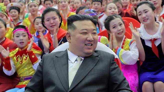 2024년 1월 2일 조선중앙통신이 공개한 사진에서 김정은 북한 국무위원장이 새해를 맞아 평양에서 학생들과 함께한 행사에 참석하고 있다