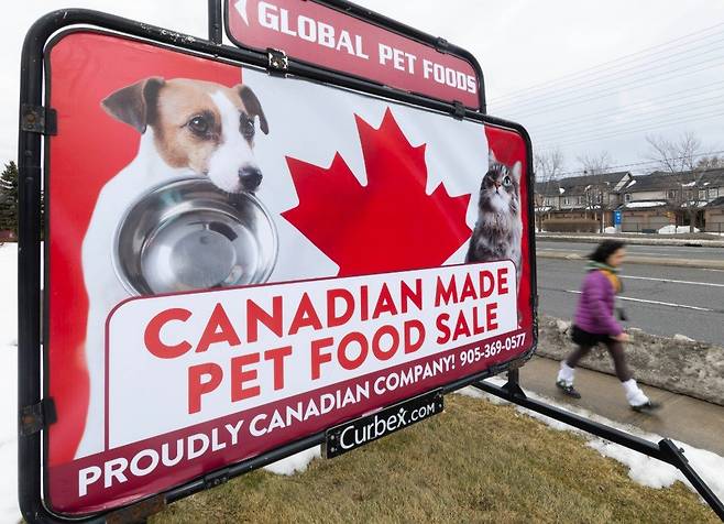 ‘캐나다산 반려동물 사료 판매’라고 적힌 가게 팻말. 신화통신 뉴시스