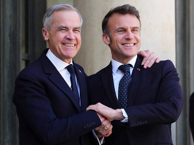 3월 14일 취임한 마크 카니 캐나다 총리는 3월 17일 프랑스를 방문해 마크롱 대통령을 만났다. 미국과 멀어진 대신 유럽과 가까워지려는 움직임이다. 캐나다는 4월 28일에 조기 총선을 실시하는데, 여당인 자유당이 지지율 선두를 달리고 있어서 마크 카니 총리가 계속 집권할 가능성이 크다. 지지율이 고꾸라졌던 캐나다 자유당을 기사회생시킨 게 바로 트럼프 관세 위협이다. AP 뉴시스