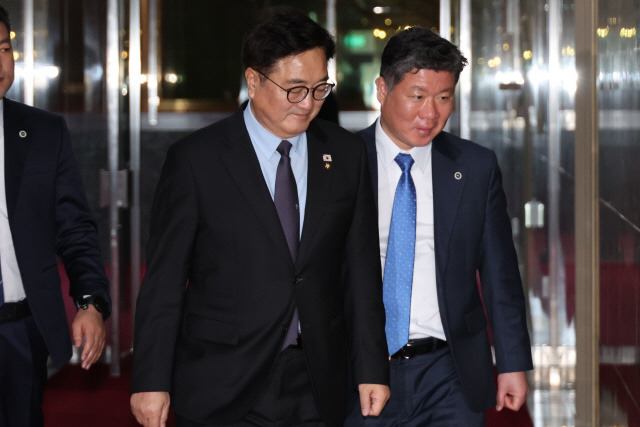 대선·개헌 '동시투표론'이 난관에 부딪힌 가운데 우원식 국회의장이 8일 서울 여의도 국회 의장집무실로 출근하고 있다. 연합뉴스.