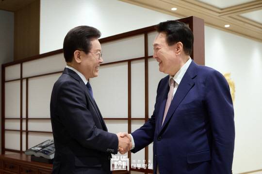 지난 2024년 4월29일 윤석열 대통령이 서울 용산 대통령실에서 단독 회담을 갖기 위해 대통령 집무실에 도착한 이재명 더불어민주당 대표를 맞이하며 악수하고 있다.<대통령실 제공 사진>