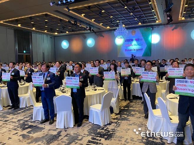 '이노비즈협회 부산·울산지회 회장 이·취임식'이 롯데호텔부산에서 열렸다. 박형준 부산광역시장과 신유정 신임 회장을 비롯한 참석자가 지역 이노비즈기업 혁신 성장을 다짐하고 있다.