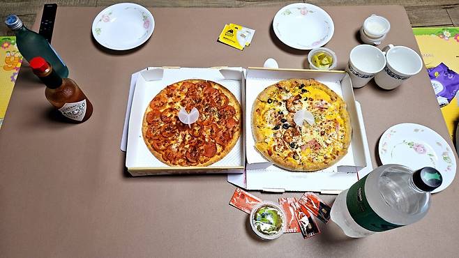 20250408_220642.jpg 저녁 배달 피자에 쏘주한잔