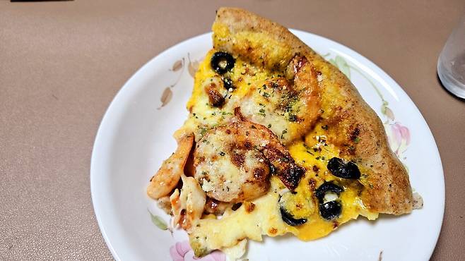 20250408_221455.jpg 저녁 배달 피자에 쏘주한잔