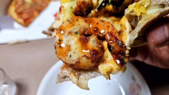 20250408_221712.jpg 저녁 배달 피자에 쏘주한잔