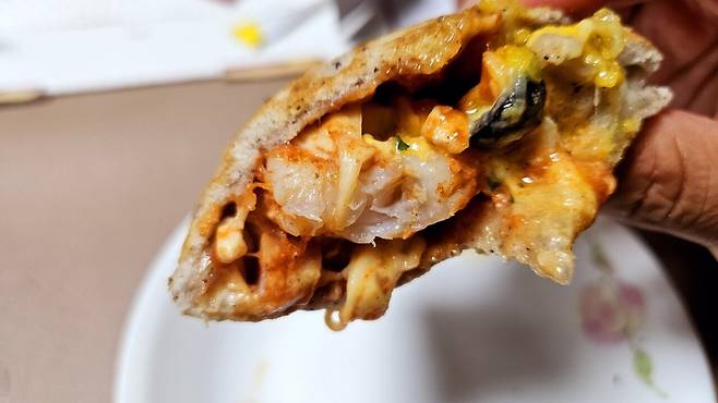 20250408_221908.jpg 저녁 배달 피자에 쏘주한잔