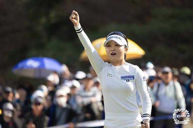 지난 6일 열린 KLPGA투어 두산건설 위브 챔피언십에서 우승한 이예원이 끝내기 이글 후 환호하고 있다. 뉴스1