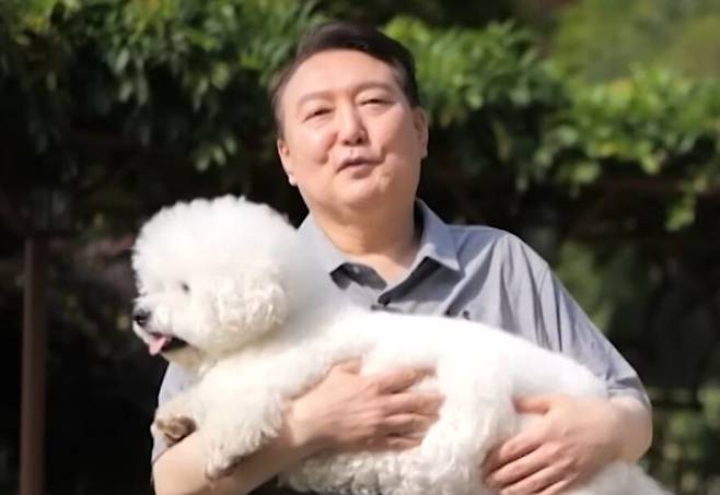 대통령 관저에서 반려견을 안고 있는 윤석열 전 대통령. 에스비에스(SBS) TV동물농장x애니멀봐 유튜브 갈무리