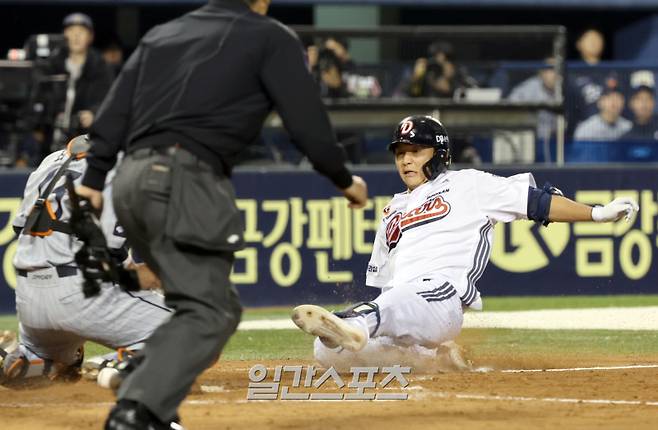 8일 오후 잠실야구장에서 열린 2025 프로야구 한화와 두산 경기. 두산 박계범이 4회 1타점 적시타를 날리고, 한화 중견수 플로리얼의 포구실책으로 득점까지 하고있다. 잠실=정시종 기자 capa@edaily.co.kr