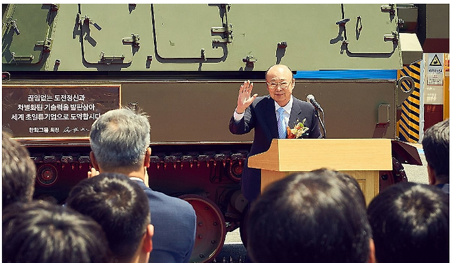지난해 5월 한화에어로스페이스 방산부분 창원사업장을 찾은 김승연 한화 회장. 한화 제공