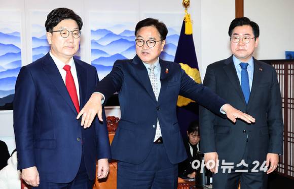 우원식(가운데) 국회의장이 지난 3월 18일 오전 서울 여의도 국회에서 권성동(왼쪽) 국민의힘 원내대표와 박찬대 더불어민주당 원내대표 회동을 주재하고 있다. [사진=곽영래 기자]