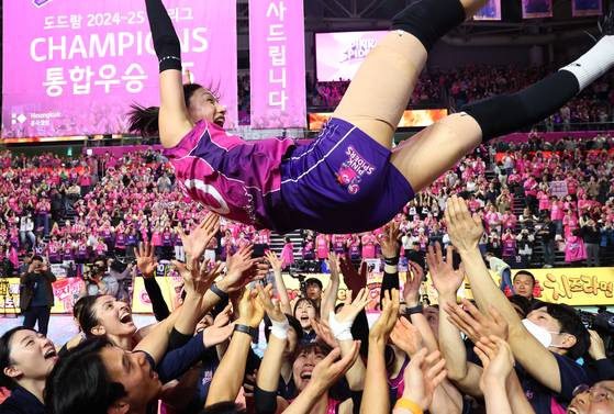 8일 챔피언결정 5차전에서 승리해 현역 생활 마지막 경기를 우승으로 장식한 김연경(위)이 동료들의 헹가래를 받고 있다. 연합뉴스