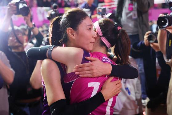 8일 챔피언결정 5차전에서 승리해 현역 생활 마지막 경기를 우승으로 장식한 김연경(왼쪽)이 절친한 친구 김수지와 포옹하고 있다. 연합뉴스