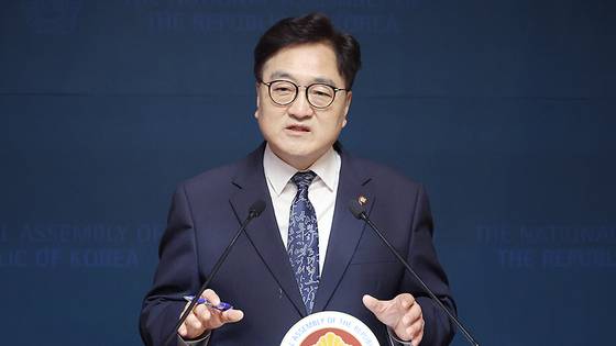 우원식 국회의장이 지난 6일 오후 서울 여의도 국회 사랑재에서 개헌 관련 기자회견을 하고 있다. 뉴스1