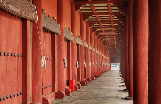 국보 ‘종묘 정전’의 보수 정비 공사가 5년 만에 완료됨에 따라 오는 20일 조선 왕과 왕비의 신주 49위를 종묘 정전으로 다시 모셔오는 ‘환안제’가 열린다. 사진은 종묘 정전의 신실 모습. 사진 국가유산청