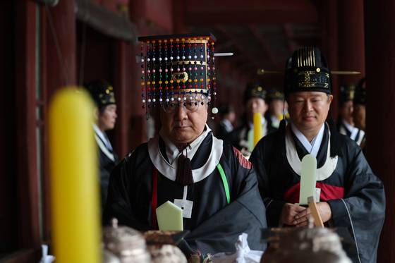 지난해 5월 서울 종로구 종묘 영녕전에서 종묘대제가 진행되는 모습. 지난 5년간 보수공사로 인해 영녕전에서 진행됐던 종묘대제는 올해부터 다시 정전에서 열리게 된다. 연합뉴스